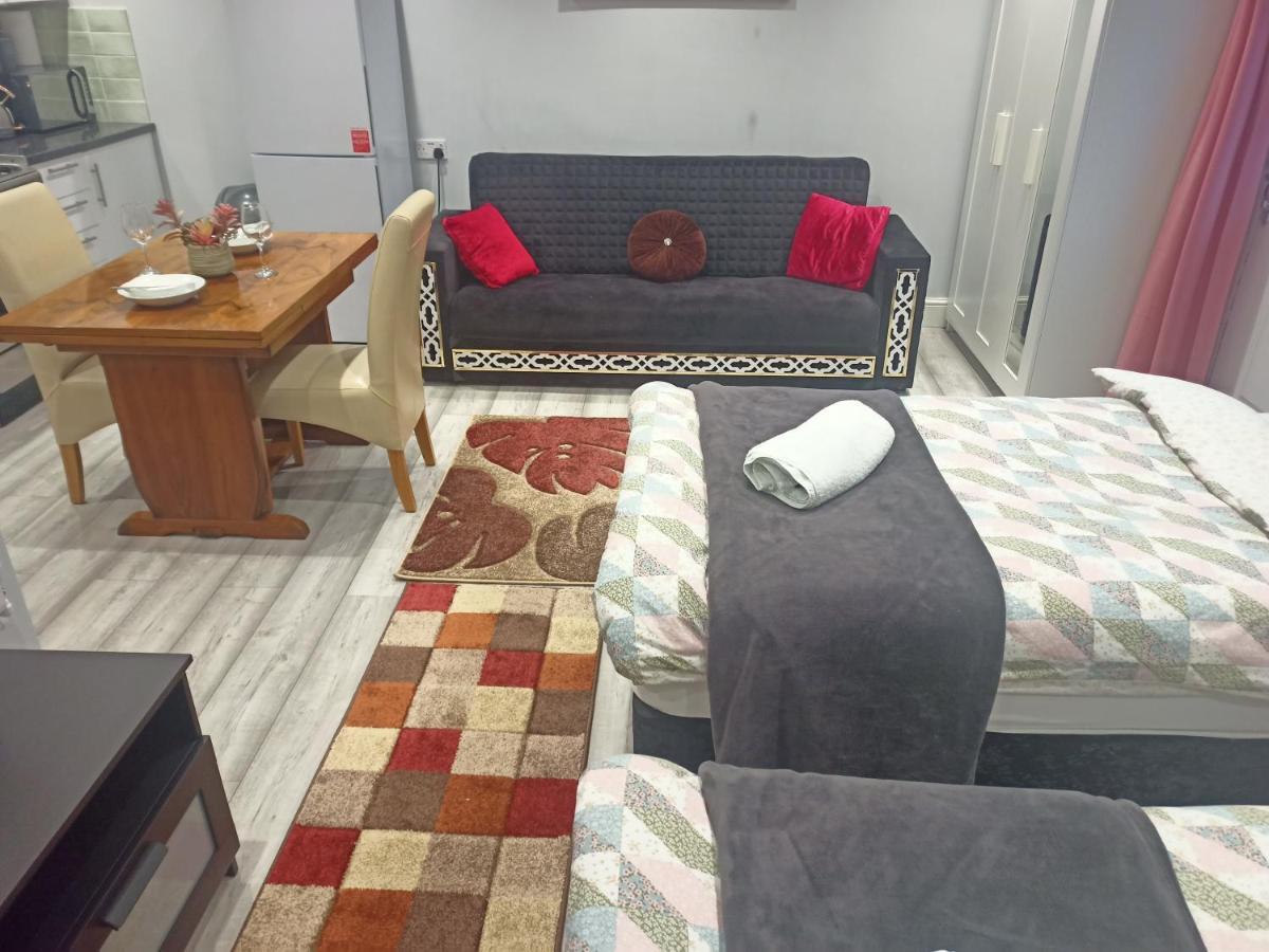 Homey Studio In Newport Perfect For Couples & Travelers Exterior foto