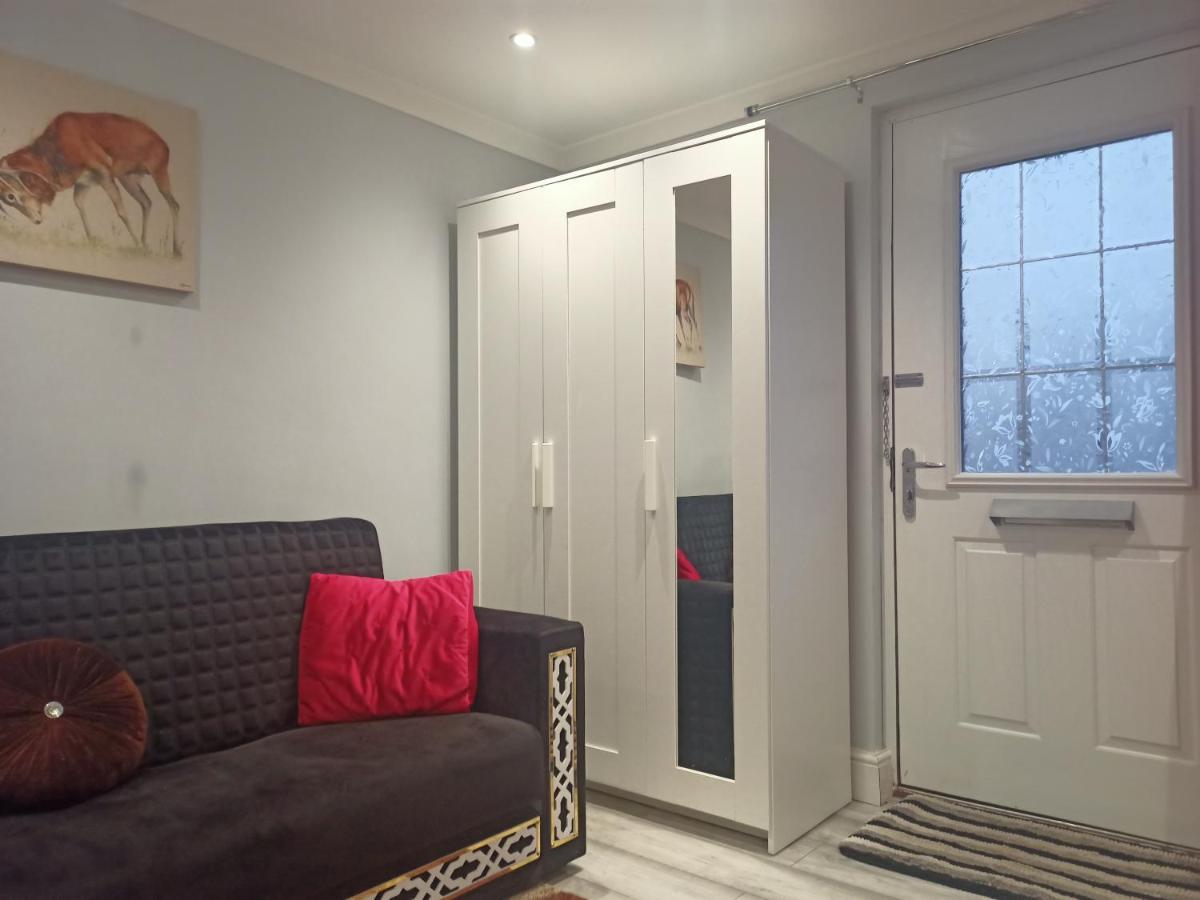 Homey Studio In Newport Perfect For Couples & Travelers Exterior foto