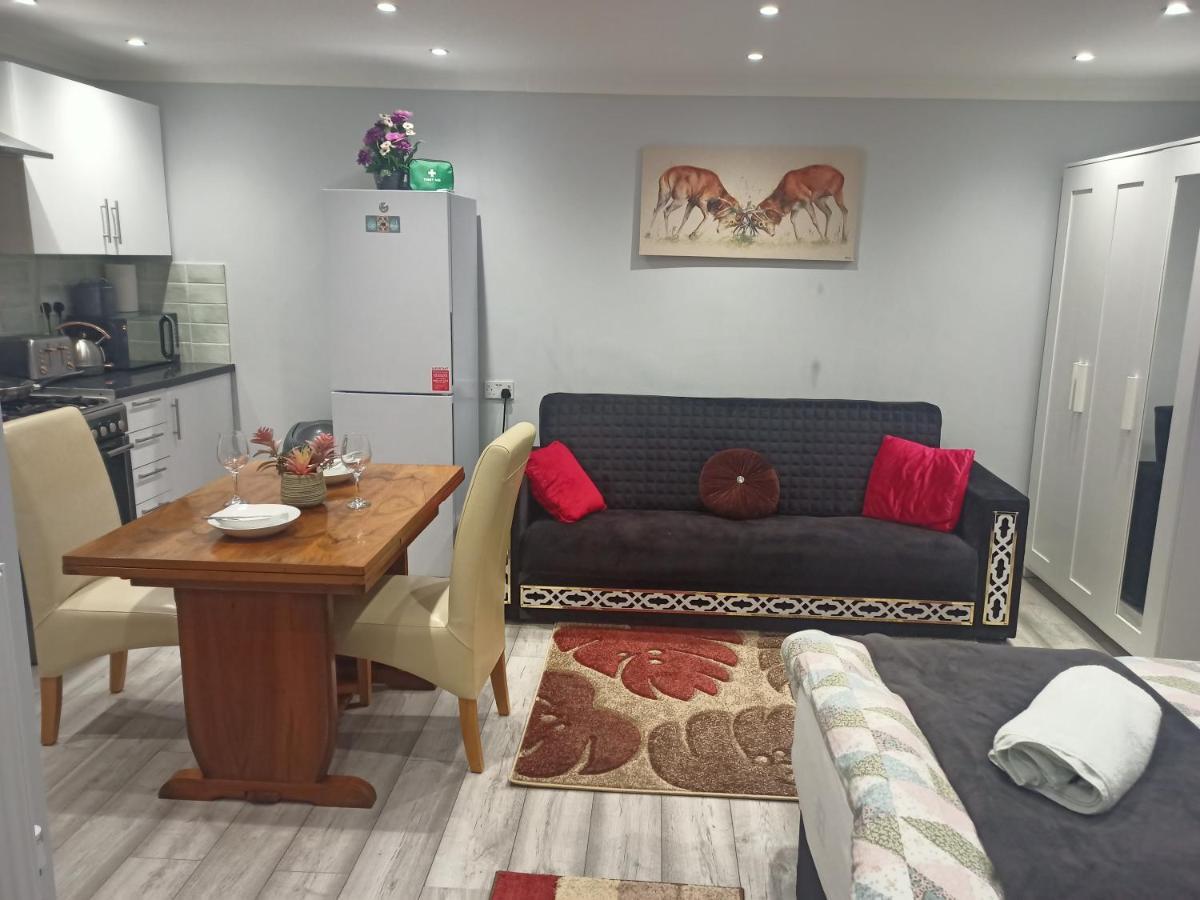 Homey Studio In Newport Perfect For Couples & Travelers Exterior foto