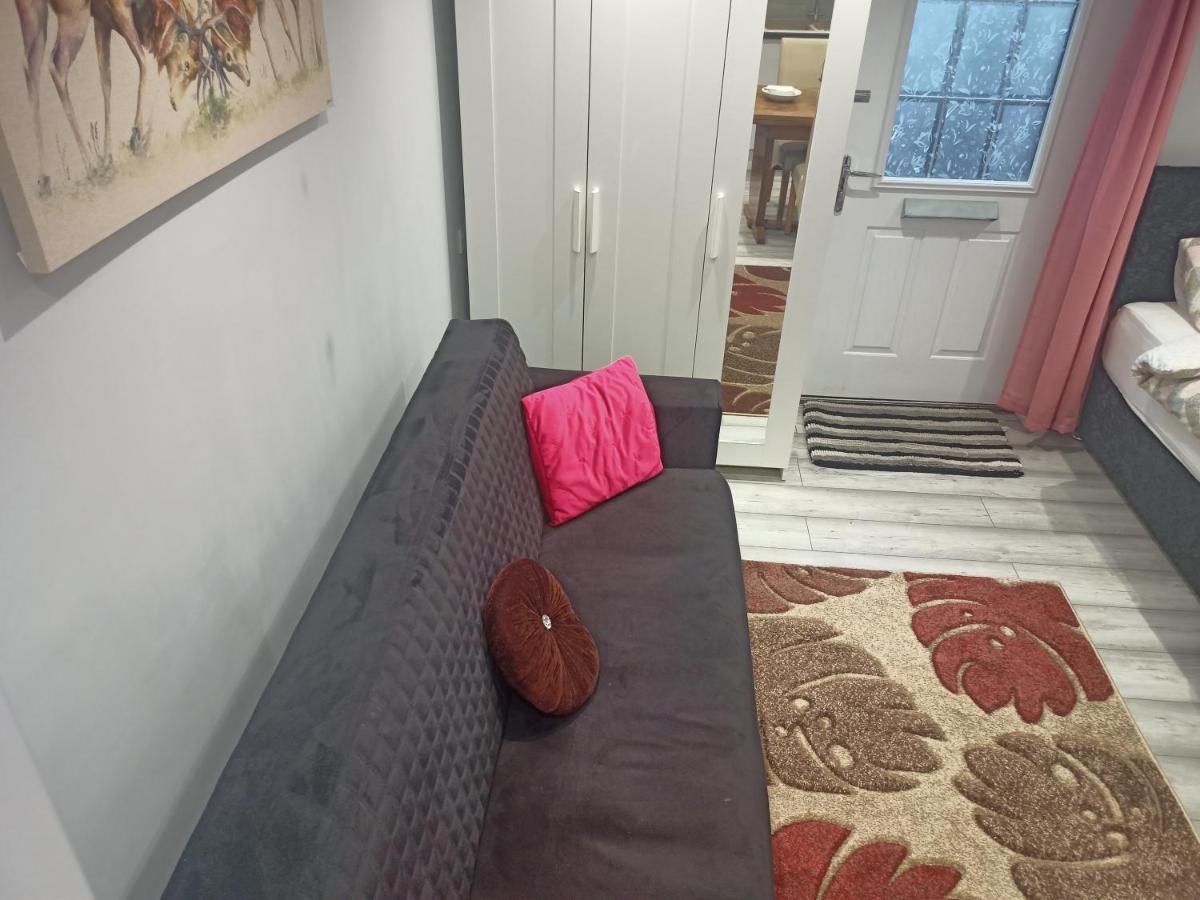Homey Studio In Newport Perfect For Couples & Travelers Exterior foto