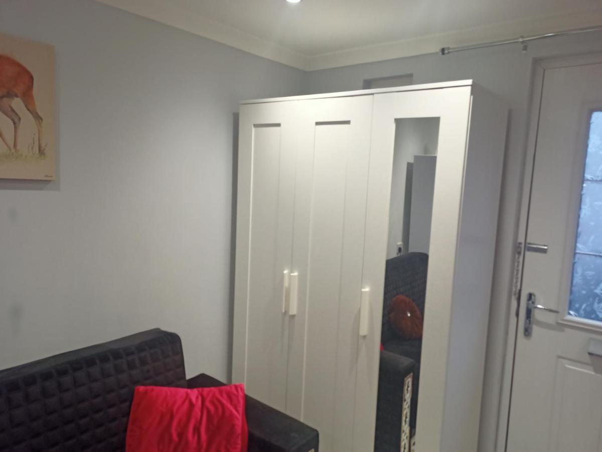 Homey Studio In Newport Perfect For Couples & Travelers Exterior foto