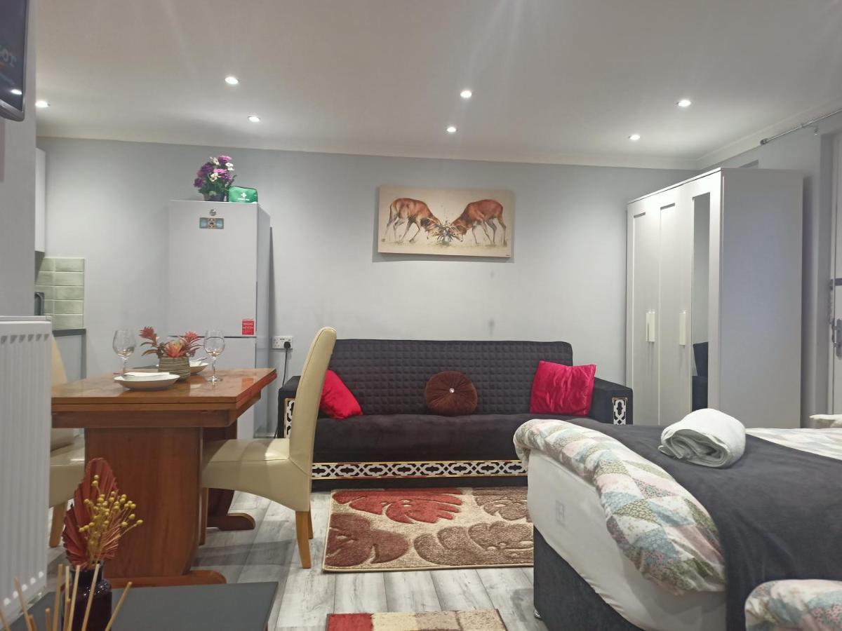 Homey Studio In Newport Perfect For Couples & Travelers Exterior foto