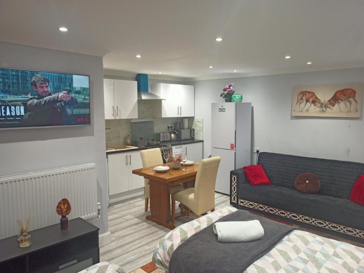 Homey Studio In Newport Perfect For Couples & Travelers Exterior foto